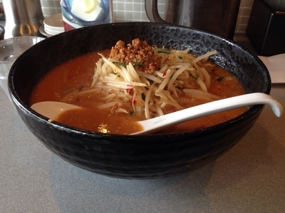 「【店舗限定】辛味噌ラーメン（大盛り）・ライス 930円＋100円」@横濱家 センター北店の写真