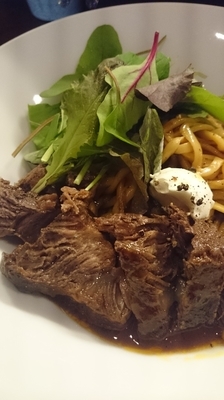 「牛頬の赤ワイン煮込みの乗った混ぜそば トリュフの香り」@らー麺屋 バリバリジョニーの写真