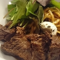 牛頬の赤ワイン煮込みの乗った混ぜそば トリュフの香り