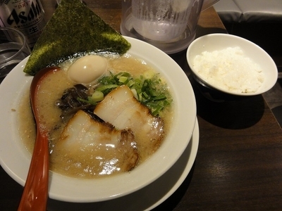 「豚骨白550円/無料（替玉/半ライス/煮卵）瓶ビール380円」@博多らーめん 一心堂 蒲田店の写真