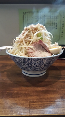 「ラーメン750円(中盛250g、硬め、辛め以外マシマシ)」@ラーメンJAPAN 川口本店の写真