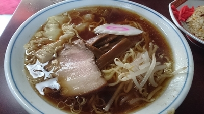 「ワンタンメン（650円）＋半ヤキメシ（450円）」@来々軒の写真