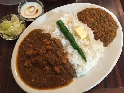 「ツインカレー（辛口伊達鶏カレー＋キーマ）＋青唐辛子＋バター」@京橋屋カレーの写真