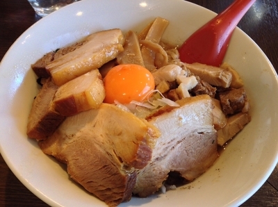 「まぜそばTP卵黄＋チャーシュー ¥1,010」@麺屋 すずなりの写真