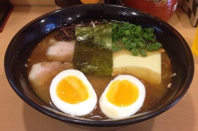 「梅吉らーめん(ニンニク半分)＋ゆで卵(680円＋100円)」@らーめん梅吉の写真