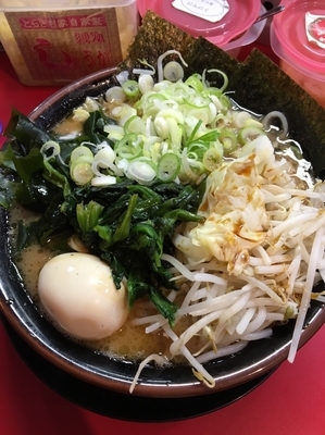 「ラーメン中盛 ワカメ 野菜」@家系ラーメン とらきち家の写真