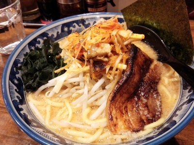 「炙りネギ味噌焼豚麺 大盛り(1,000円+100円)」@焼豚食道の写真