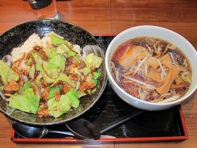 「回鍋肉丼　500円＋半ラーメン　300円（ランチ）」@中華ダイニング いい田の写真