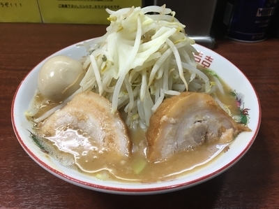 「ラーメン(麺少なめ) + 味つけ玉子 + そのまま」@ラーメン 豚んちの写真