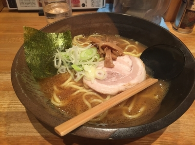 「醤油らーめん（大盛） 760円」@つけ麺屋 やすべえ 池袋店の写真