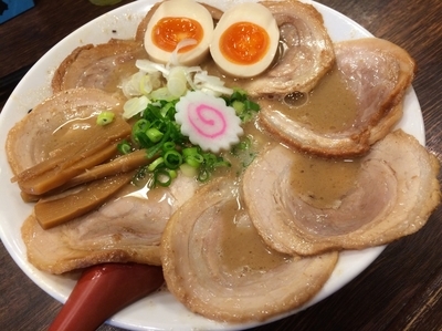「熟成ラーメン大  味玉 追加チャーシュー」@麺や紡の写真