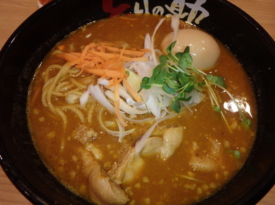 「スパイシーチキンカレー味噌ラーメン(842円)他」@とりの助 八木店の写真