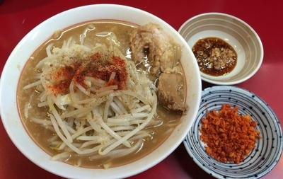 「ラーメン麺少なめ ヤサイ少な目アブラ　ニンニクと辛揚げそれぞ」@千里眼の写真