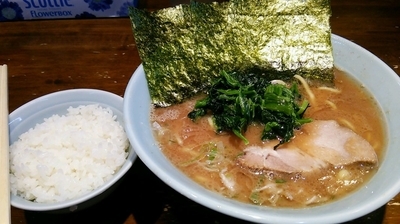 「らーめん（固め・濃いめ）+ライス」@家系ラーメン 桂家の写真