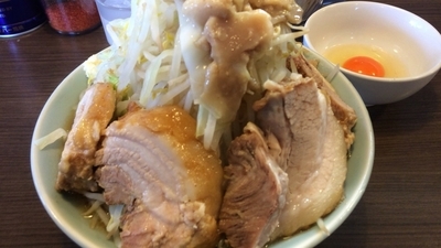 「小豚 生卵 野菜マシマシ にんにく 油 ¥860、¥50」@かじろうramen7の写真