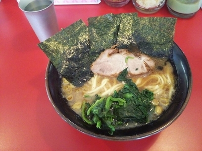 「ラーメン中盛+ライス【490円+100円】」@家系ラーメン 王道の写真