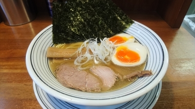 「超煮干らぁめん＋海苔＋味玉(クーポンサービス)」@煮干しらぁめん 猫トラ亭の写真