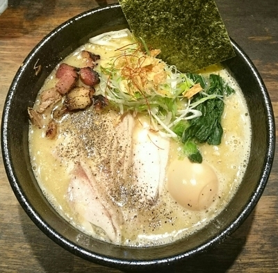 「濃厚白鶏麺【夜限定】 烏龍煮玉子」@屋台らーめん 鷹流 高田馬場店の写真
