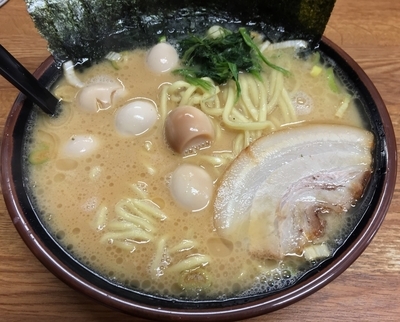 「ラーメン＋のり＋うずら（￥690＋￥70＋￥70）」@横浜家系ラーメン らっち家の写真