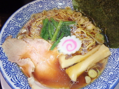 「生姜醤油ラーメン(720円)キムチ付ごはん(60円)」@麺や ぶたコング 梅田本店の写真