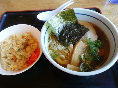 「熊谷ラーメンミニ炒飯セット780円」@お食事処 ごちそう屋 熊谷店の写真