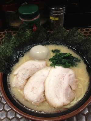 「スペシャルラーメン硬め、大盛」@大岡家の写真