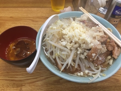 「めーめん少なめ+生玉子+ニンニク+脂+カラメ　650円」@ラーメン そらの写真