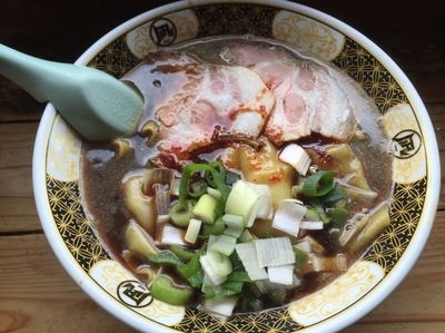 「すごい煮干ラーメン 醤油（麺カタ、濃いめ、銀ダレ3辛）820円」@すごい煮干ラーメン凪 新宿ゴールデン街店 本館の写真