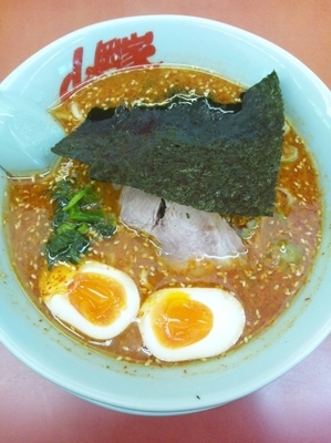 「辛味噌ラーメン（味玉トッピング）」@ラーメン山岡家 大口店の写真