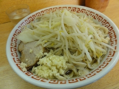 「ラーメン小700円　ﾆﾝﾆｸ」@ラーメン二郎 環七新新代田店の写真