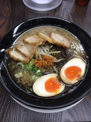 「黒龍ラーメン（全部のせ）」@龍吟軒の写真