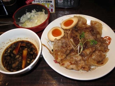 「イベリコ豚の肉盛りつけ麺並980円＋無料の肉増し・味玉」@魁 肉盛りつけ麺 六代目けいすけの写真