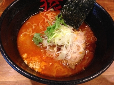 「赤猿（ピリ辛味噌）らーめん　￥８００」@麺や 猿の写真