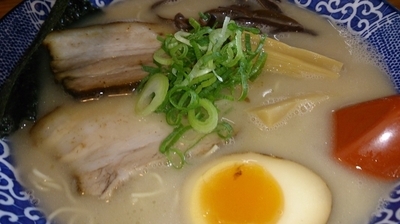 「博多とんこつ全部のせ、味濃いめ・脂少なめ」@博多ラーメン鶴亀堂 鶴ヶ島店の写真