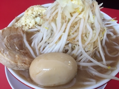 「ラーメン＋ニンニク＋味玉(お年玉サービス)」@鷹の目 獨協大学前本店の写真