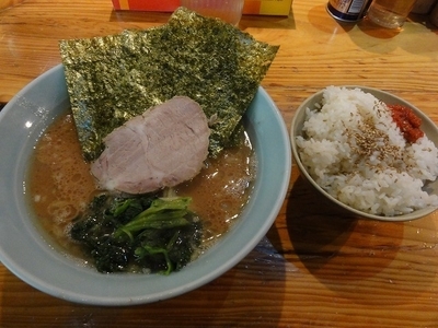 「ラーメン680円　麺硬め/並ライス/本日無料タマネギ」@横浜ラーメン 武蔵家 大井町店の写真