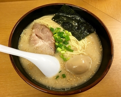「博多ラーメン 600円 + 味玉 50円 + 半炒飯セット」@博多ラーメン長浜や 元住吉店の写真