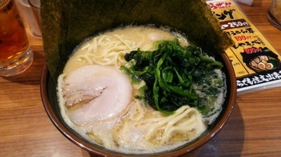 「ラーメン 大盛 ほうれん草 のり \980」@横浜家系ラーメン 壱角家 上尾店の写真