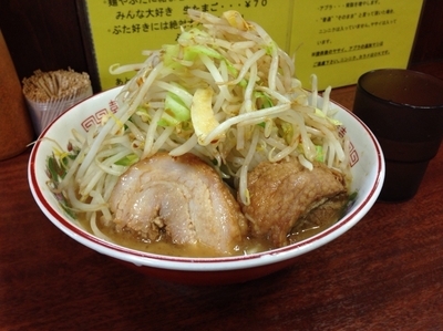 「ラーメン【ニンニク少なめ・ヤサイ・カラメ】780円」@ラーメン 豚んちの写真