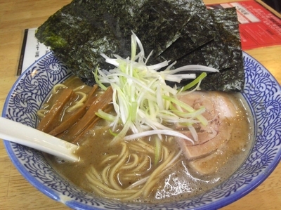 「【限定】極濃煮干しラーメン￥730・海苔￥100」@自家製太麺 元気屋の写真