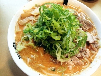 「ごっつカレーラーメン（背脂普通、中辛、薬味ネギ大盛）」@超ごってり麺 ごっつの写真