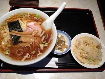 「醤油ラーメン、半チャーハンセット700円」@上海ピーマンの写真