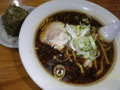 「醤油らーめん(650円)、おにぎり(100円)」@ラーメンの翔龍の写真
