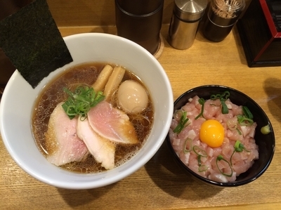 「特製醤油ラーメン1000円、ユッケ丼350円」@麺屋正路の写真