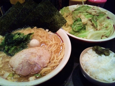 「ラーメン+半ライス+もやキャベ」@横浜家系 だるま家の写真