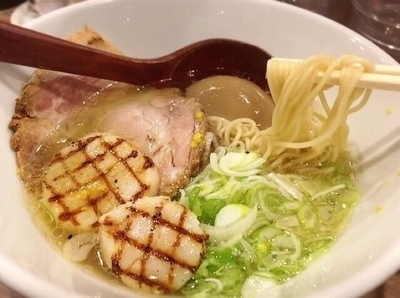 「帆立塩ラーメン 贅沢帆立焼付(1,100円)」@旨美麺 築一の写真