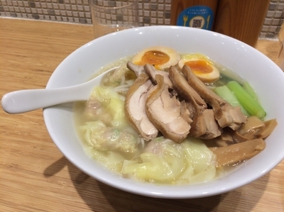 「特製煮鶏わんたん麺 塩味 850円」@雲呑好 ecute立川店の写真
