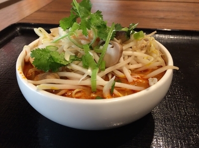 「トムヤムクンラーメン ハーフ 450円」@ティーヌーン イオンモール幕張新都心店の写真