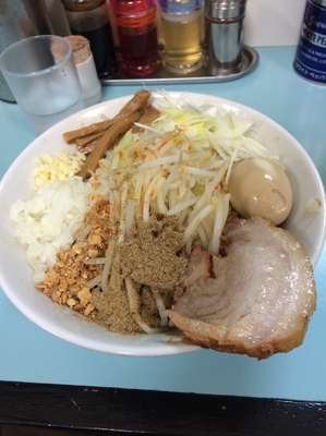 「油そば 800円 たまご100円ニンニク 玉ねぎ 魚粉」@らーめん☆王子の写真