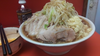 「新 年 大 豚 ＋ 生卵【ｱﾌﾞﾗｽｸﾅﾒ黒烏龍etc.】」@ラーメン二郎 神田神保町店の写真